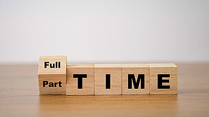 Auf Holzklötzen steht "Full/Part Time" Drauf 