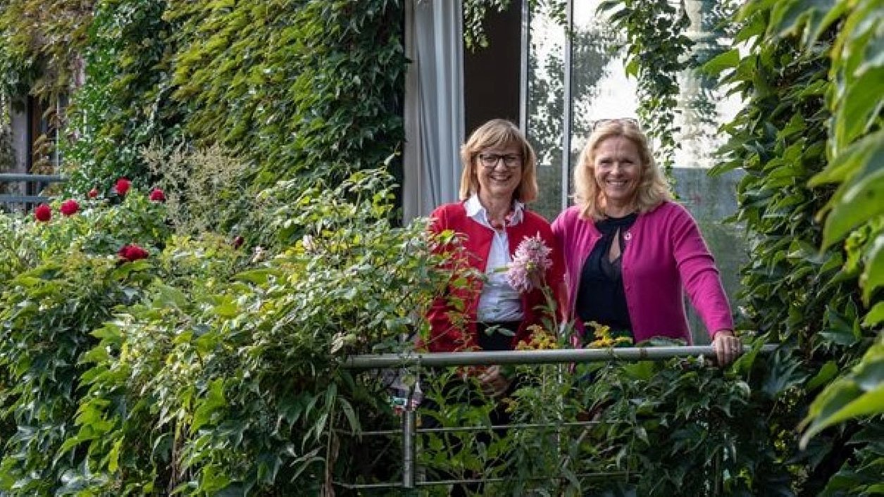 Zwei Frauen am begrünten Balkon