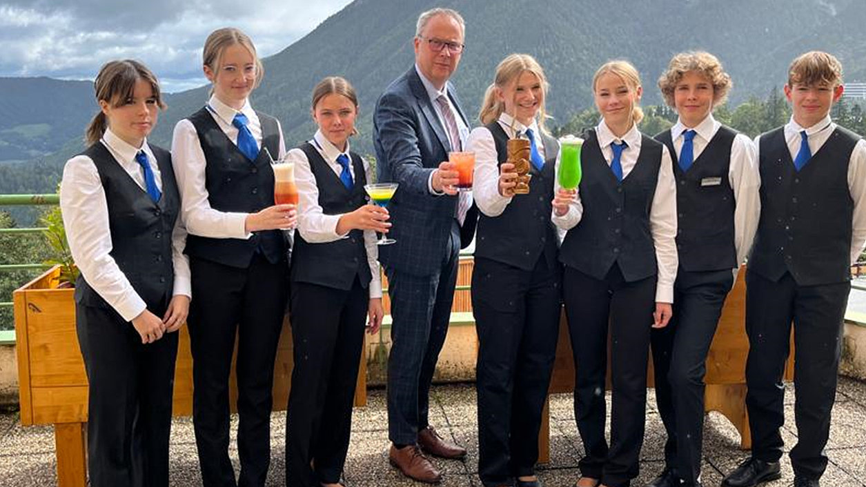 Dir. Jürgen Kürner mit Schüler:innen
