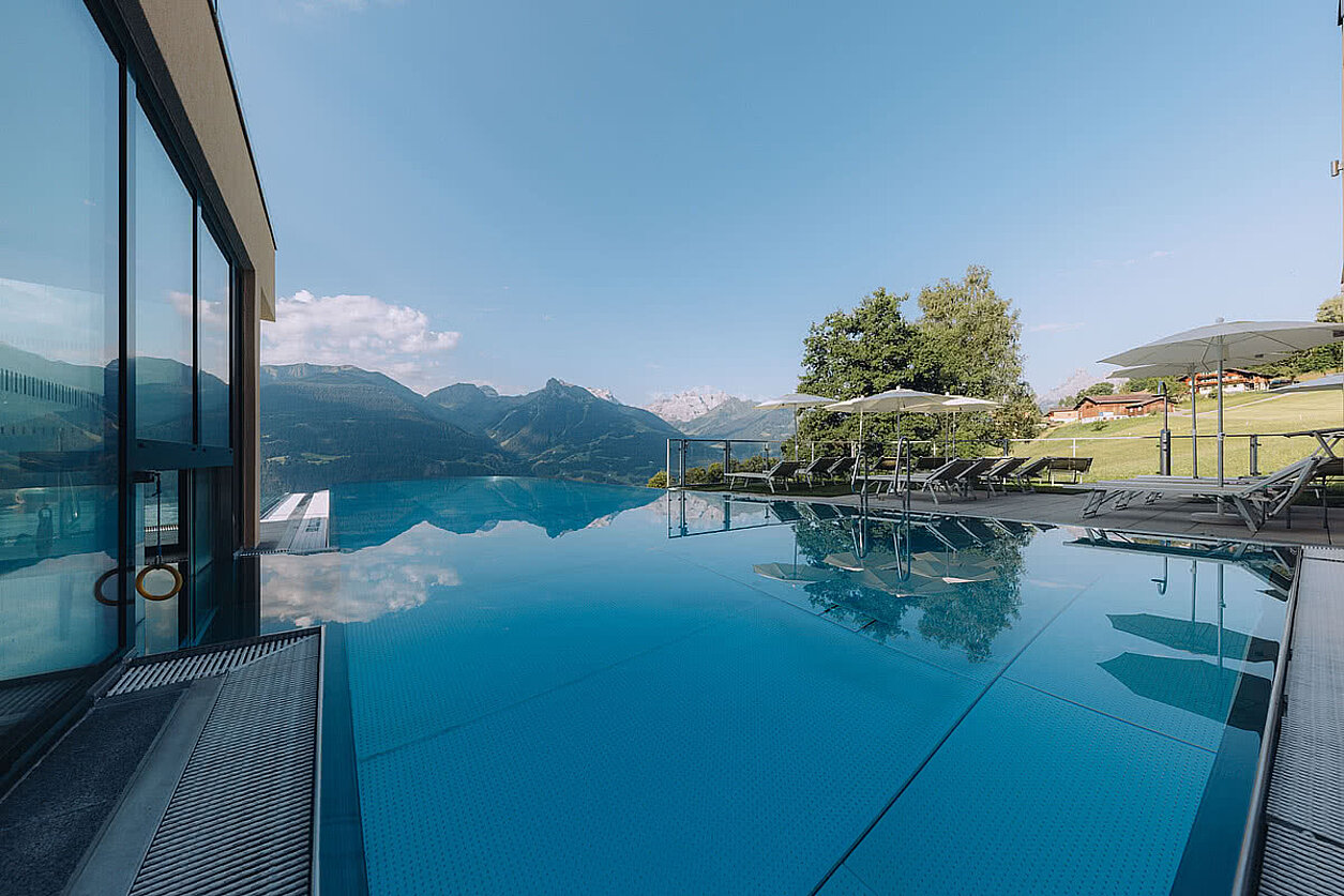 Hote Outdoor Pool mit Bergen im Hintergrund