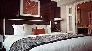 Ein Bett in einem Hotelzimmer