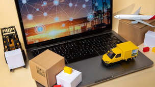 Laptop mit einigen Lieferanten-Fahrzeugen