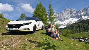E-Auto vor Bergkulisse