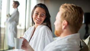 Paar im Bademantel im Wellnessbereich